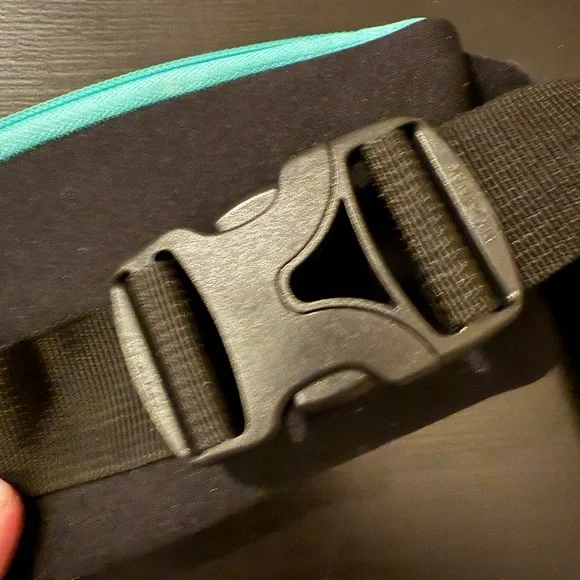 NATHAN black running belt. Neoprene with 2 zip pockets and sturdy buckle. - Picture 4 of 4